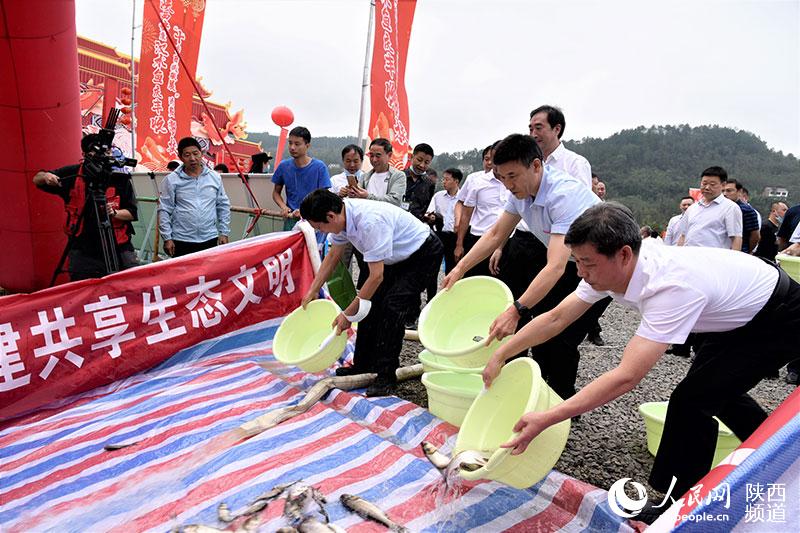 洞河水庫舉行了漁業增殖放流活動，共投放花白鰱等濾食性魚苗10萬余尾。