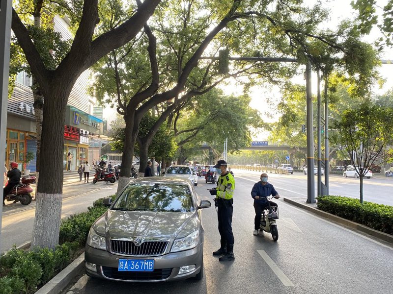 西安交警指揮中心“開(kāi)學(xué)首日”指揮崗全員上崗，嚴(yán)防發(fā)生長(zhǎng)時(shí)間、大面積交通擁堵。西安市交警支隊(duì)供圖