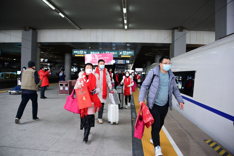 300余名在陜務(wù)工人員將免費(fèi)乘坐D4207次高鐵列車回家過(guò)年。國(guó)鐵西安局供圖