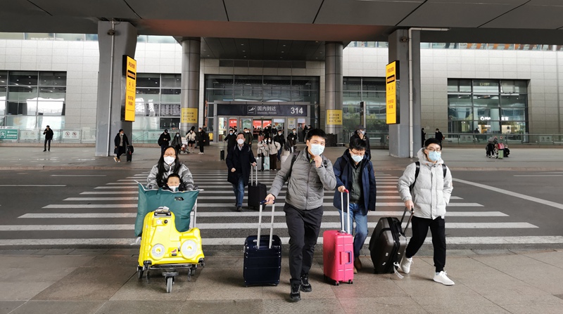 旅客有序走出機場，難掩回家的喜悅。西咸新區空港新城供圖