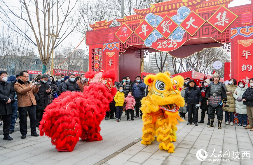 陜西高陵年貨大集現(xiàn)場的傳統(tǒng)舞獅表演。