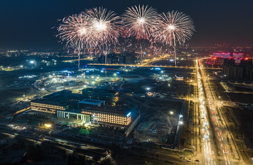 2月5日，高新區絲路科學城中央創新區煙火秀現場。高新區供圖