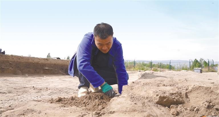 石峁遺址考古隊副隊長邸楠在石峁遺址發掘現場工作。 受訪者供圖