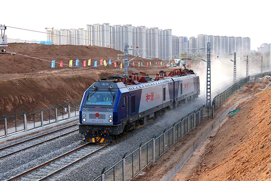 西安東站建設(shè)區(qū)域，電力機(jī)車從剛剛開通的西康便線順利通過。劉翔攝