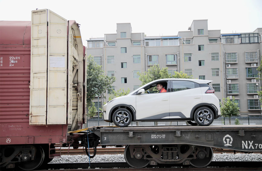 小汽車有序駛入火車車廂。馬澤旭攝