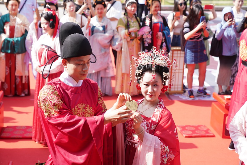 新人著鳳冠霞帔體驗唐代傳統婚禮儀式。王三合 攝