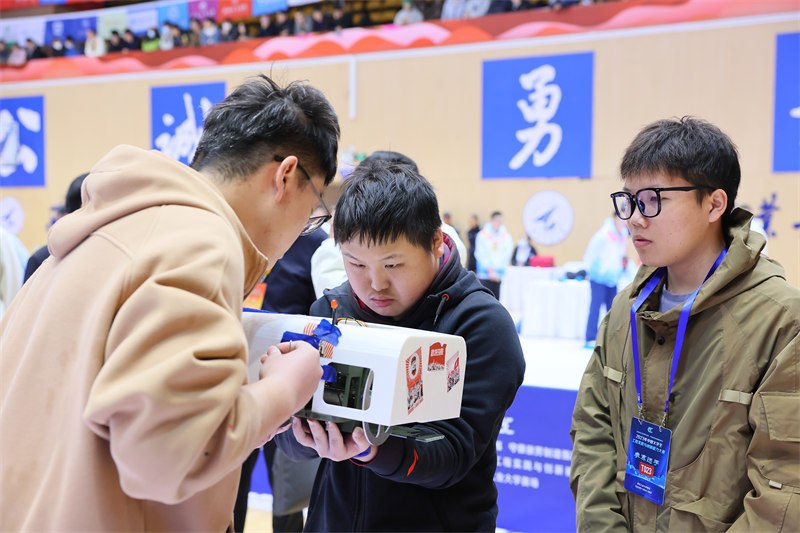 參賽選手在調試比賽設備。西北工業大學供圖