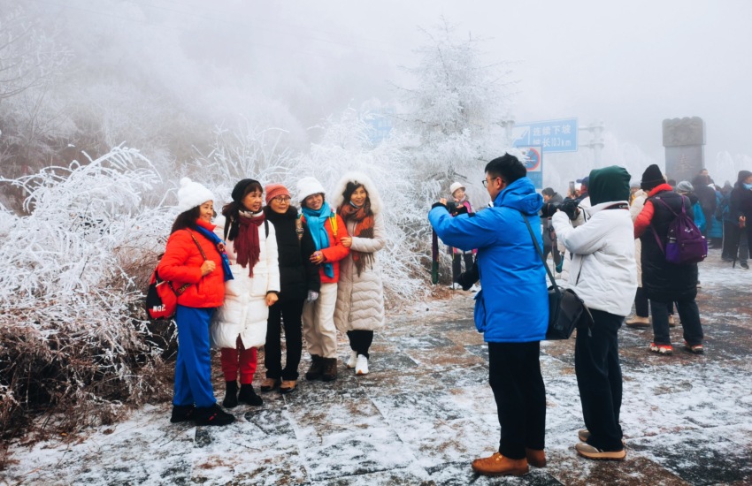 旅客們?cè)谇貛X賞雪，游玩，拍照留念。呂春輝攝