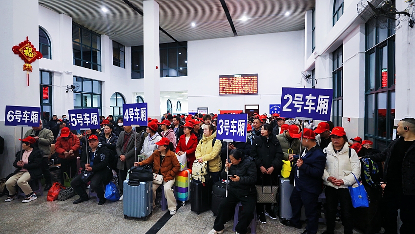 務工人員在候車室等待進站。白春攝