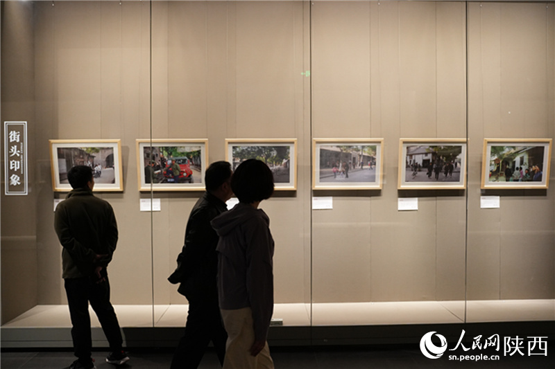 87幅城市老照片5月1日起在西安博物院集中展出。人民網記者 李志強攝