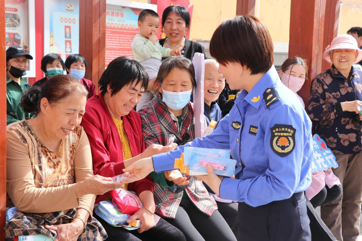 4月18日，神木市城市管理執(zhí)法大隊志愿者向居民宣傳“文明出行”知識，并發(fā)放創(chuàng)文宣傳品、倡議書，倡導居民在日常生活中做到文明出行、文明停車，共同助力全國文明城市創(chuàng)建。