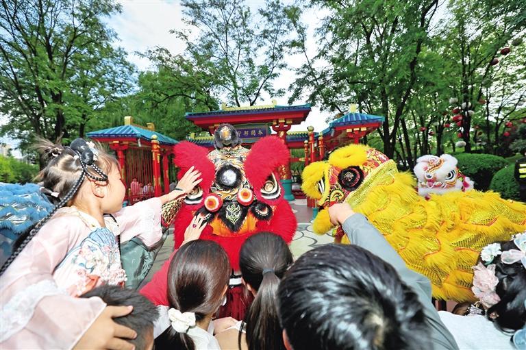 國慶假期，大唐芙蓉園國慶主題活動吸引來自四面八方的游客。圖為10月1日，游客與演員互動。許奧博攝