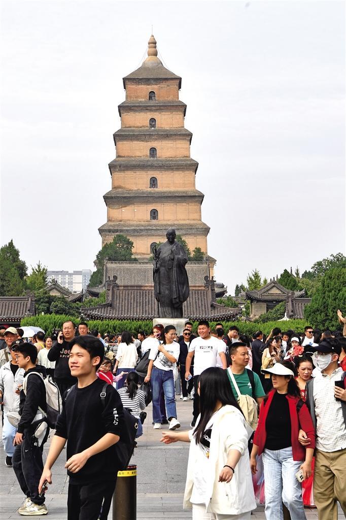 10月6日，游客在西安大雁塔景區參觀游覽。杜瑋攝