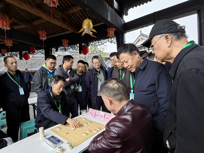 象棋比賽現(xiàn)場，眾人圍觀選手對決。石泉融媒供圖