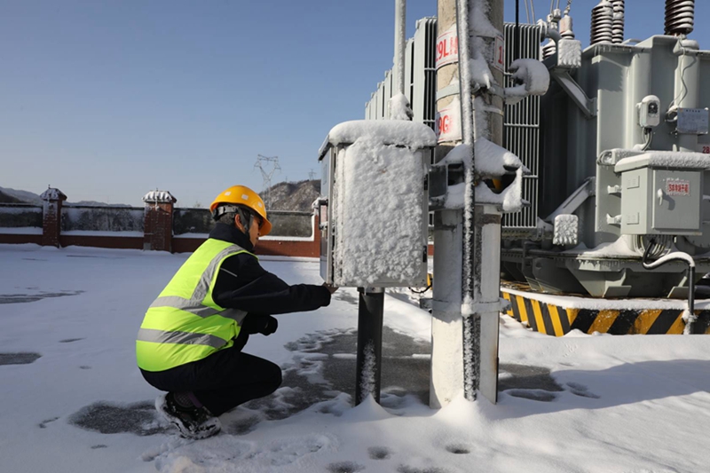 西安鐵路局寶雞供電段秦嶺供電車間變電所值守人員正在巡視檢查電動隔離開關狀態。張贏弘 攝