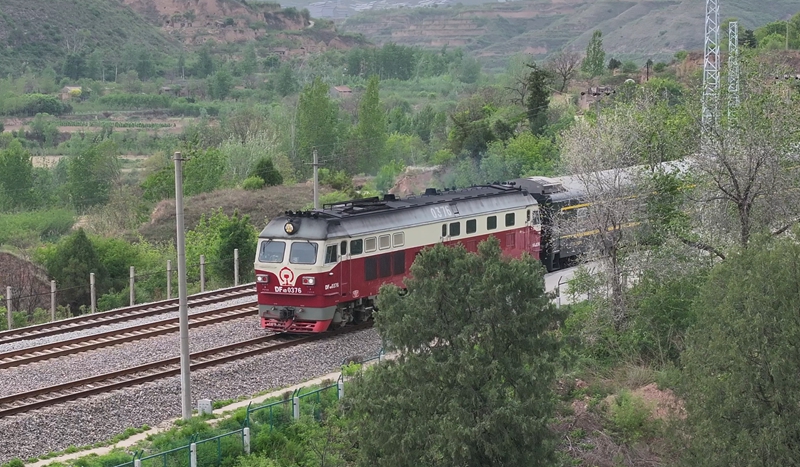 改造前，甘鐘鐵路的運輸列車采用內燃機車牽引（資料圖）。孟浩 攝