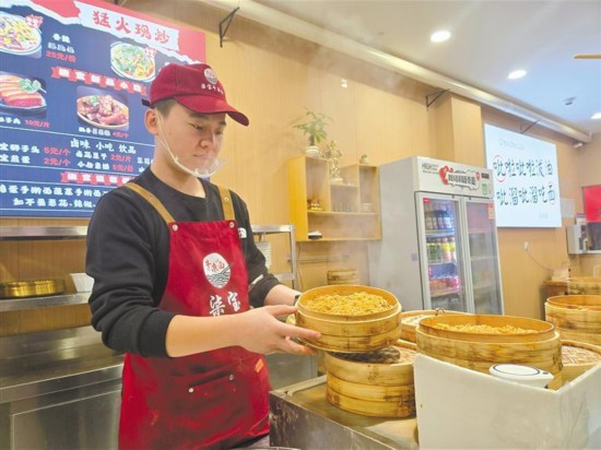 12月5日，在柒寶牛雜面面館，王高民在制作面食。